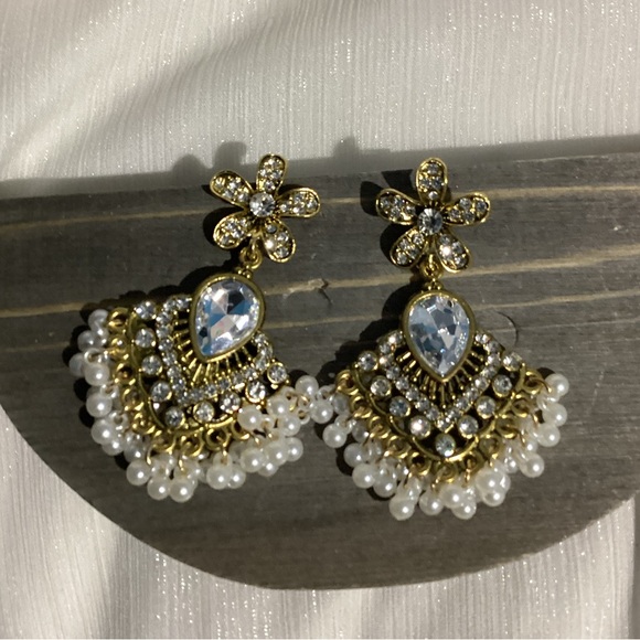 Antique Gold Vintage Style Elegant Sparkly Flower Drop Pearl Tassel Drop Earring - Picture 3 of 16